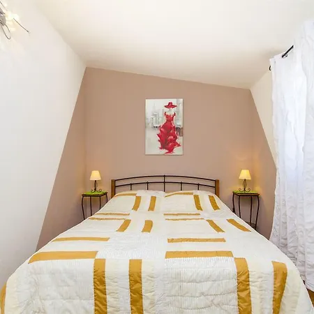 Nives شقة تروغير